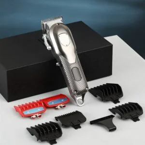 تصویر ماشین اصلاح وی جی آر مدل VGR-276 با بدنه مشکی، نمایشگر دیجیتال، و تیغههای تیتانیوم، همراه با 6 عدد شانه راهنما