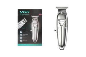 تصویر ماشین اصلاح وی جی آر مدل V-056 با بدنه تمام استیل و تیغه‌های استیل ضد زنگ، دارای کابل شارژ USB و شانه ها