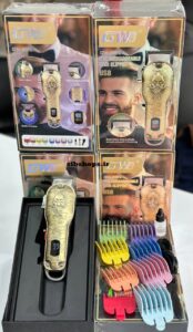 تصویر ماشین اصلاح جی دبلیو مدل GW-9981 با بدنه طلایی حکاکی شده و نمایشگر دیجیتال، همراه با شانه‌های رنگی و کابل USB.