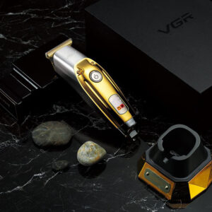 ماشین اصلاح VGR مدل V-277 رنگ طلایی، با تیغه خط زن استیل ضد زنگ، استند شارژ و نمایشگر LED.