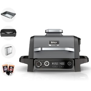 تصویر گریل نینجا مدل OG701 Woodfire با رنگ خاکستری مشکی، نمایش دهنده عملکرد باربیکیو در فضای باز و مخزن مخصوص تکههای چوب.