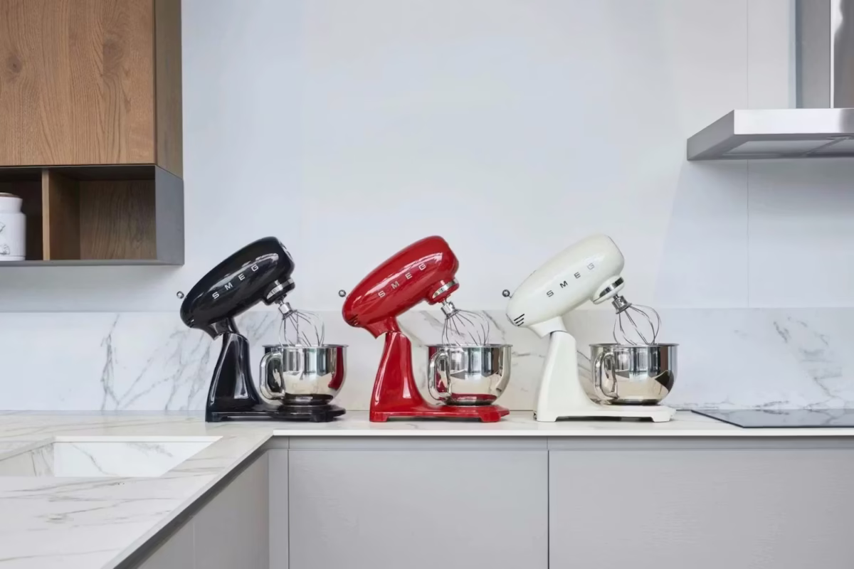 SMEG-Appliances--SMEG-Stand-Mixer-Full-Colour--Black-2 همزن کاسه دار اسمگ مدل SMF03 در سه رنگ قرمز و مشکی و کرم با بدنه آلومینیوم دایکاست، کاسه استیل ۴.۸ لیتری و موتور دایرکت درایو.