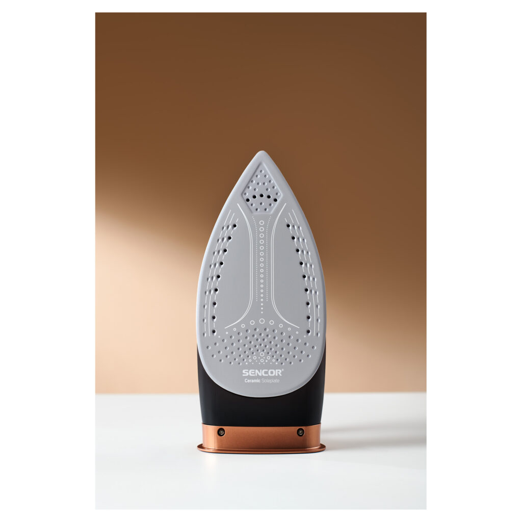 اتو بخار مخزن دار در حال تمیزکاری: آموزش رسوبزدایی و نگهداری اتو بخار برای افزایش عمر