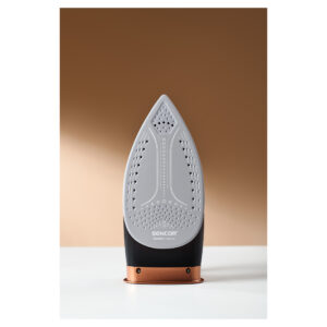 اتو بخار مخزن دار در حال تمیزکاری: آموزش رسوب‌زدایی و نگهداری اتو بخار برای افزایش عمر