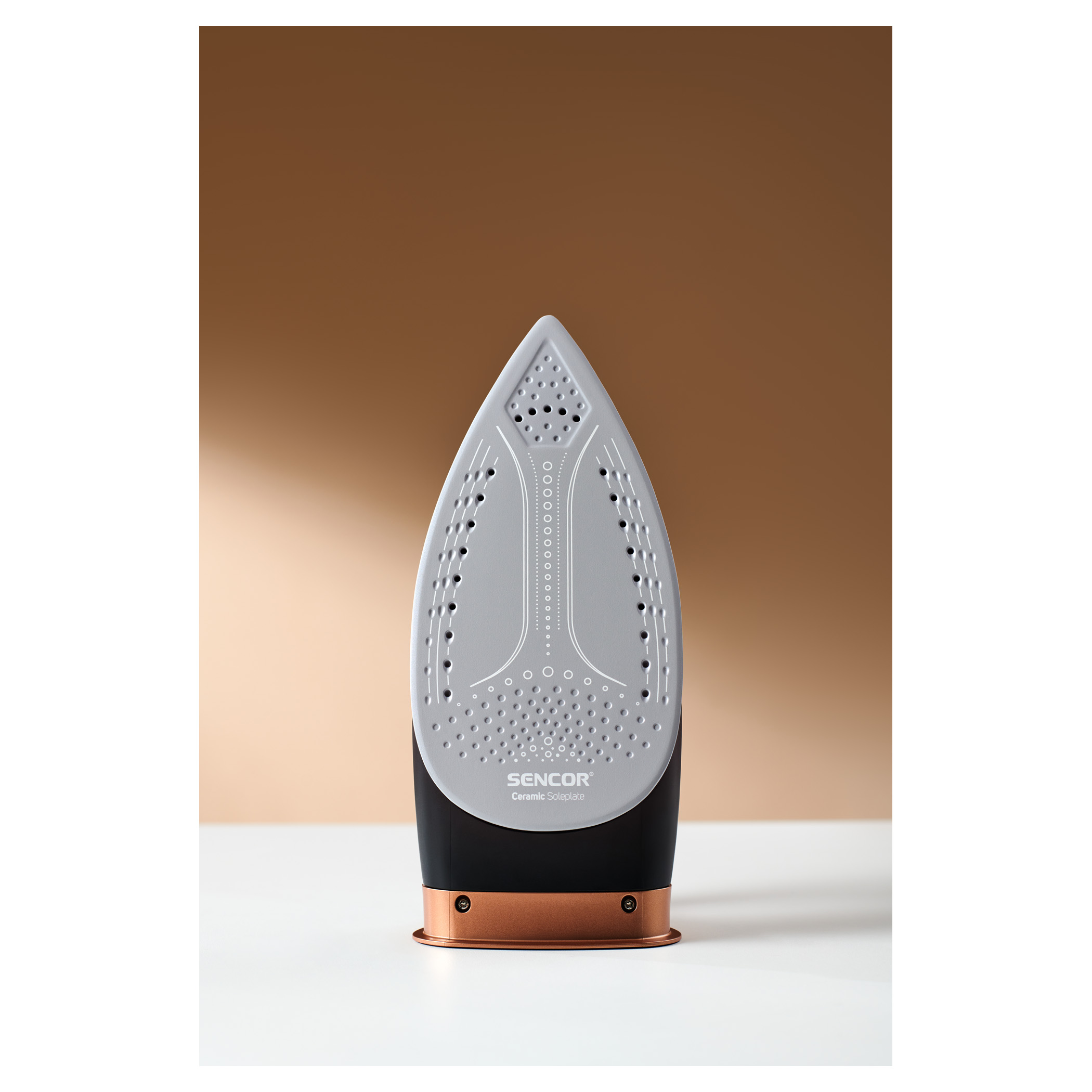 اتو بخار مخزن دار در حال تمیزکاری: آموزش رسوبزدایی و نگهداری اتو بخار برای افزایش عمر