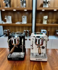 اسپرسوساز مباشی مدل ME-ECM2067 - دستگاه استیل سفید یا مشکی با نازل دوگانه و فشار سنج