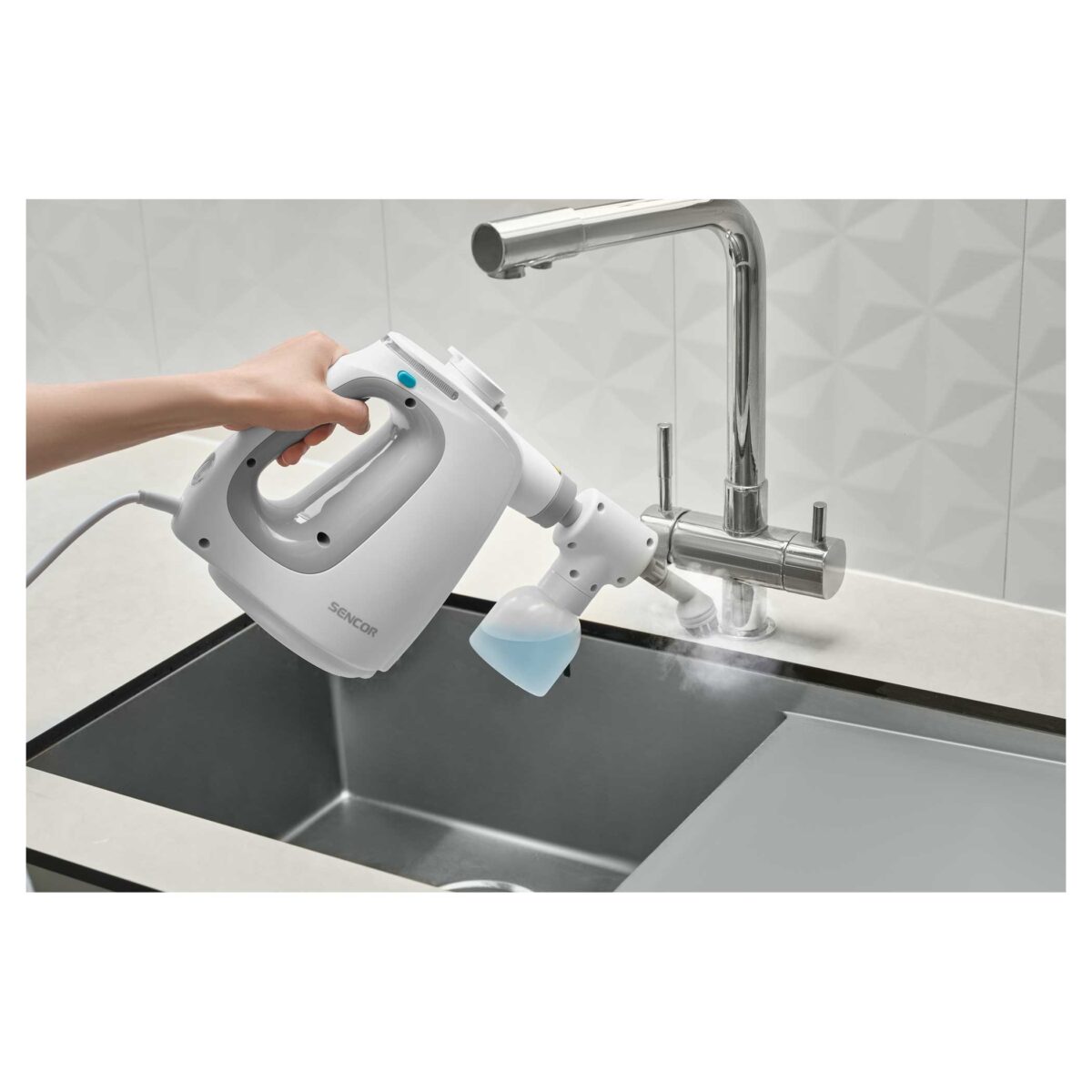 تصویر بخارشوی سنکور SSC 3510 در حال تمیز کردن سینک ظرف شویی
