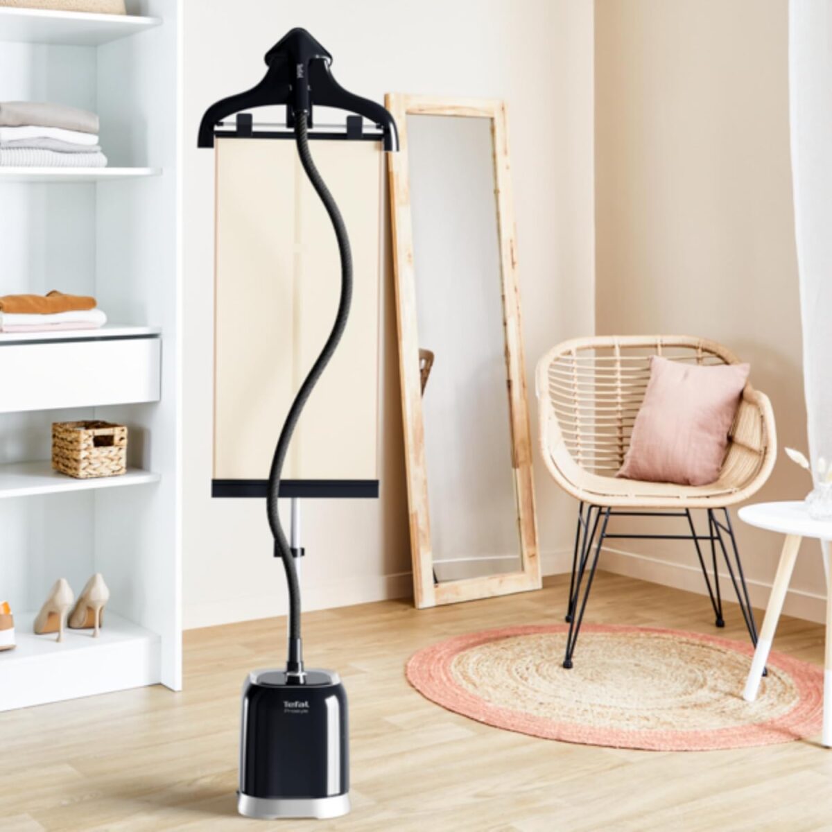 اتو بخارگر ایستاده تفال مدل IT3480 رنگ مشکی با آویز لباس قابل تنظیم و مخزن آب ۱.۵ لیتری.