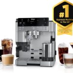 تصویر اسپرسوساز نینجا مدل ES601 با بدنه استیل و نمایشگر لمسی، به همراه مخزن شیر و پرتافیلتر