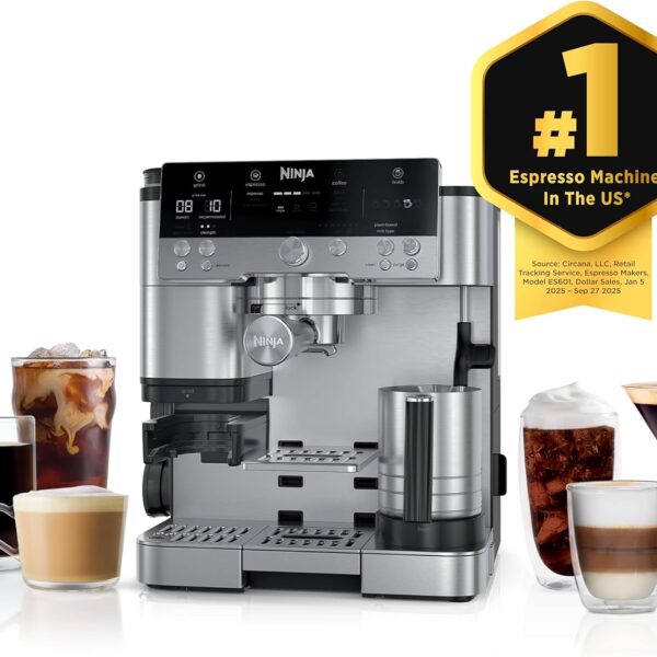 تصویر اسپرسوساز نینجا مدل ES601 با بدنه استیل و نمایشگر لمسی، به همراه مخزن شیر و پرتافیلتر