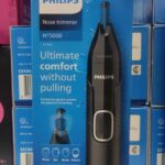 تصویر موزن گوش و بینی فیلیپس مدل NT5650/16 (گوش و بینی) به رنگ مشکی و خاکستری به همراه سری‌های جانبی و شانه ابرو