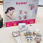 ست اصلاح 5 کاره کیمی مدل KM-8001 با بدنه‌ی سفید و رزگلد، و نمایشگر LED