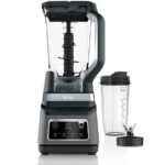 مخلوط کن نینجا مدل BN750 با رنگ مشکی نقره‌ای، پارچ 2.1 لیتری نصب شده روی بدنه و تیغه‌های 6 پره استیل ضد زنگ.