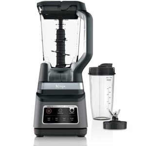 مخلوط کن نینجا مدل BN750 با رنگ مشکی نقره‌ای، پارچ 2.1 لیتری نصب شده روی بدنه و تیغه‌های 6 پره استیل ضد زنگ.